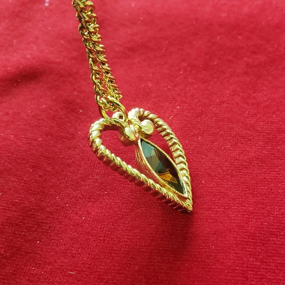 Vintage Avon Gold Tone Heart Pendant With Glass Rhinestone Necklace - Picture 7 of 12